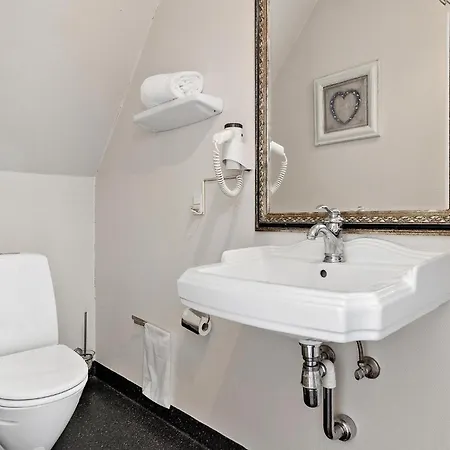 5 Bedroom Cozy In Fåborg