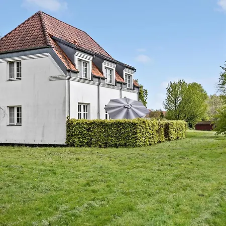 5 Bedroom Cozy In Casa de Férias Fåborg
