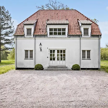 5 Bedroom Cozy In Fåborg