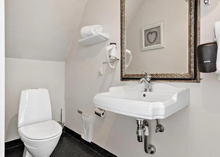 5 Bedroom Cozy In Fåborg