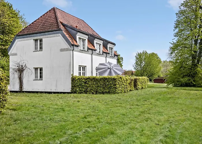 5 Bedroom Cozy In Prázdninový dům Fåborg