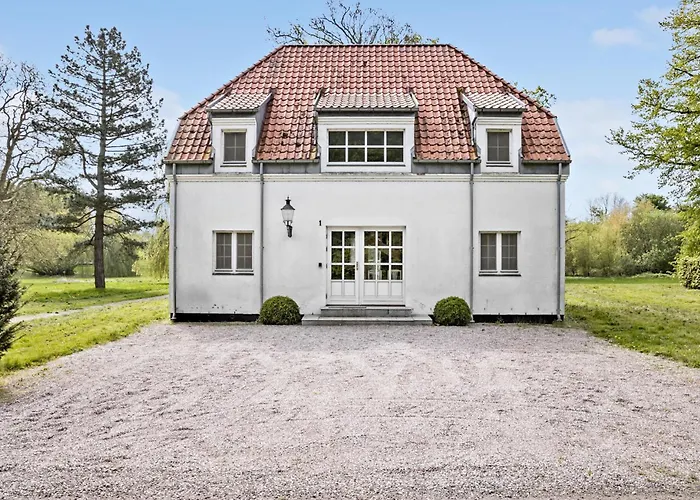 5 Bedroom Cozy In Fåborg